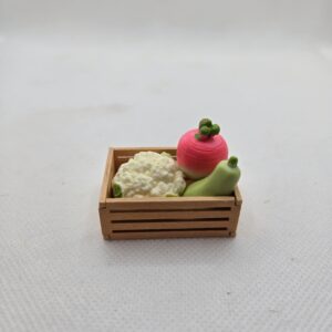 Cagette en bois, avec 3 fruits/légumes