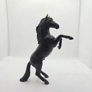 Etalon Mustang noir se cabrant 13624 - Schleich