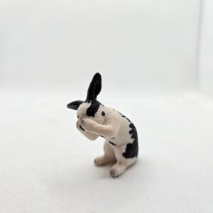 Lapin faisant sa toilette 13698 - Schleich